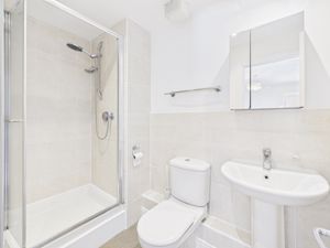 En suite shower - click for photo gallery